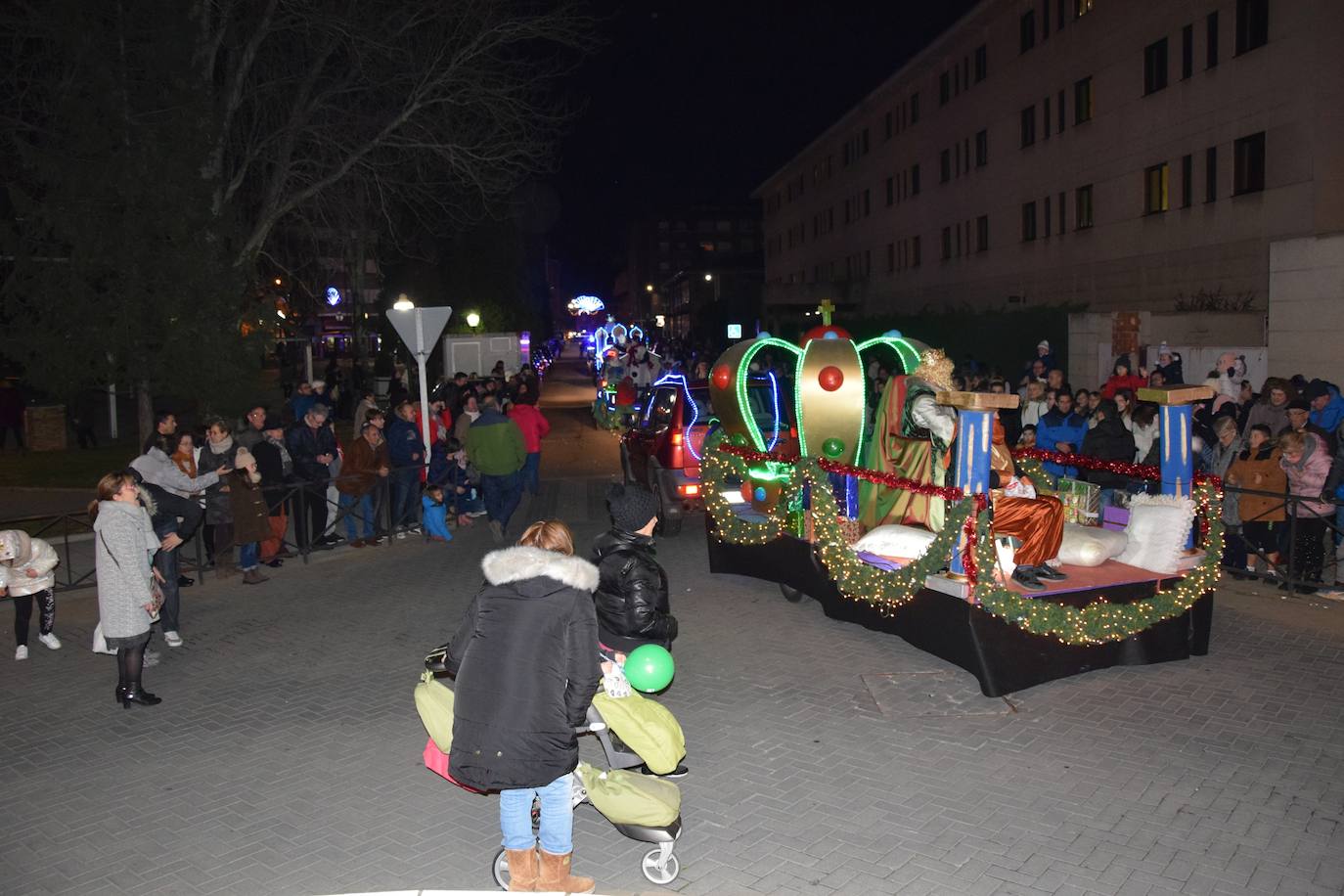 Los Reyes Magos ilusional a los niños de Guardo.