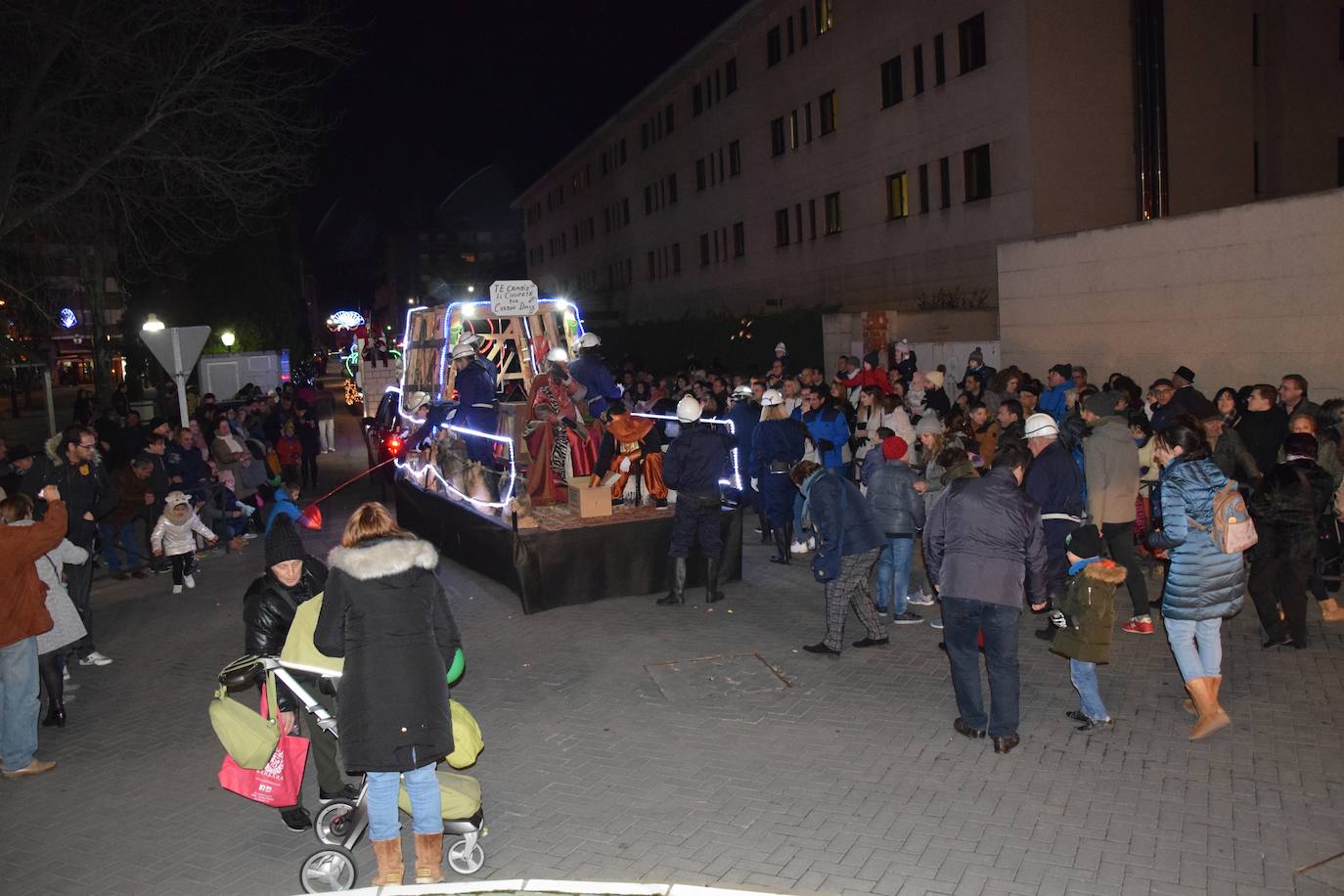 Los Reyes Magos ilusional a los niños de Guardo.