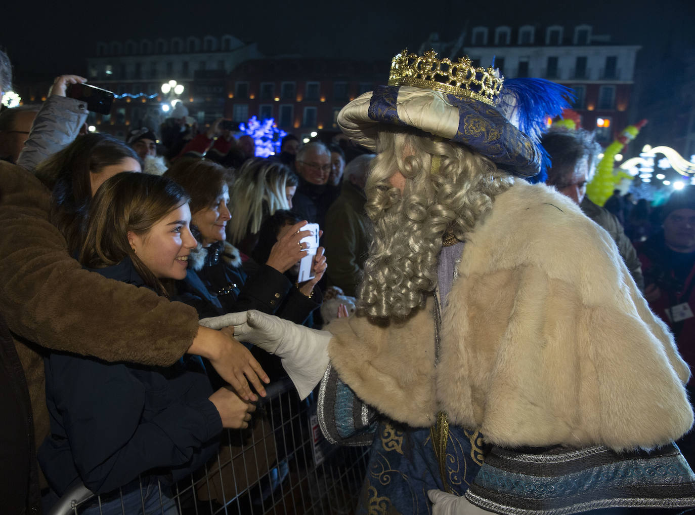 Sus majestades los Reyes Magos han abarrotado las calles del centro de Valladolid en su tradicional cabalgata. 