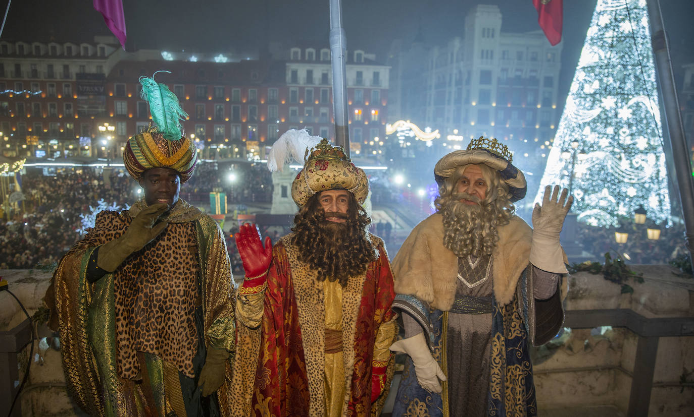 Sus majestades los Reyes Magos han abarrotado las calles del centro de Valladolid en su tradicional cabalgata. 