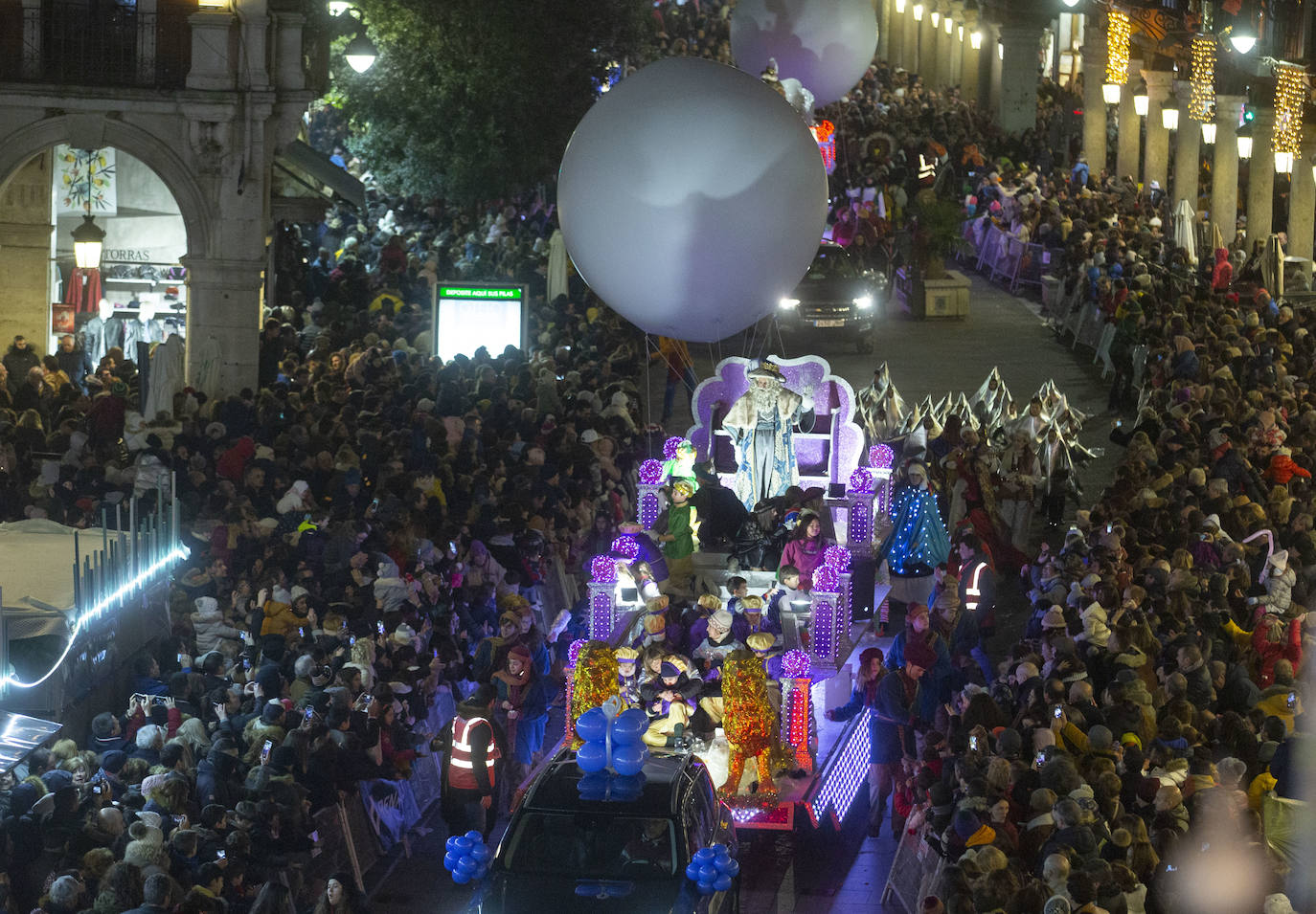 Sus majestades los Reyes Magos han abarrotado las calles del centro de Valladolid en su tradicional cabalgata. 