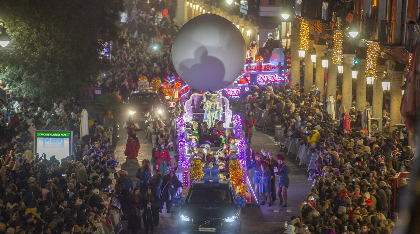Sus majestades los Reyes Magos han abarrotado las calles del centro de Valladolid en su tradicional cabalgata. 