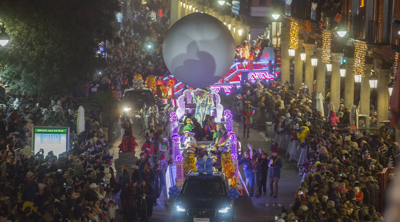 Sus majestades los Reyes Magos han abarrotado las calles del centro de Valladolid en su tradicional cabalgata. 