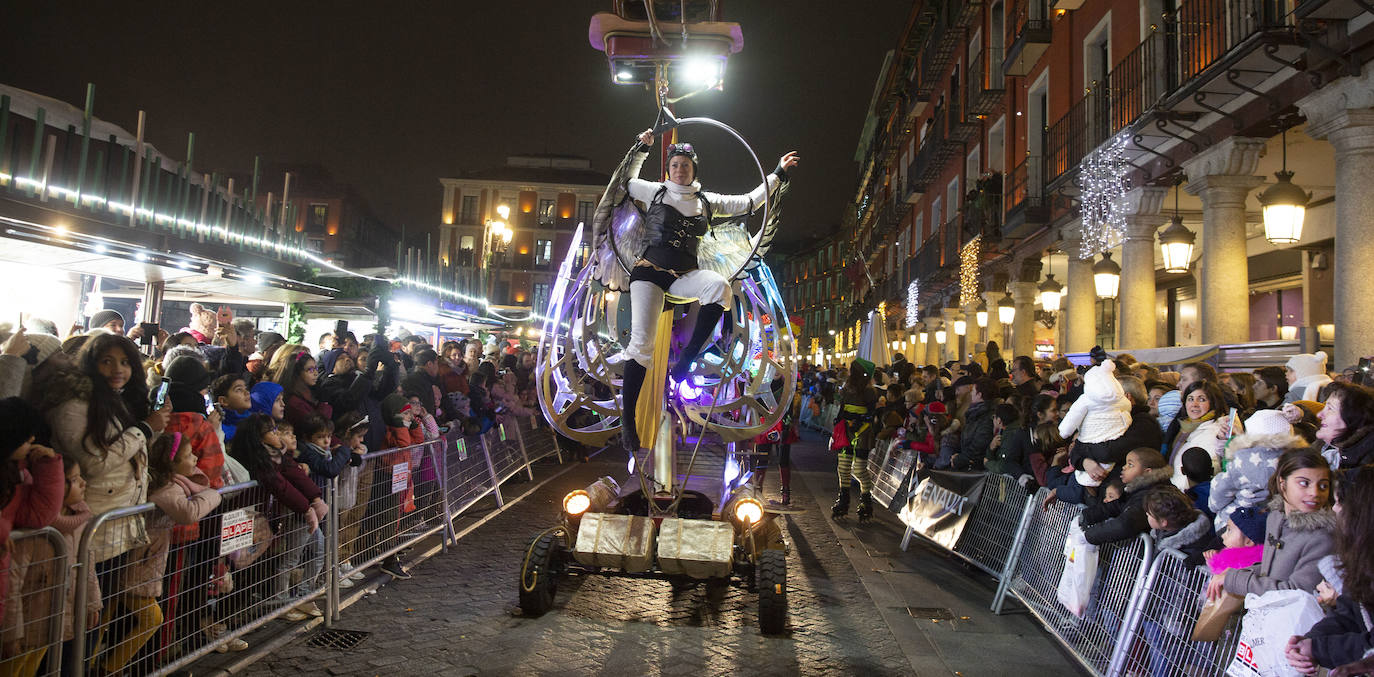 Sus majestades los Reyes Magos han abarrotado las calles del centro de Valladolid en su tradicional cabalgata. 