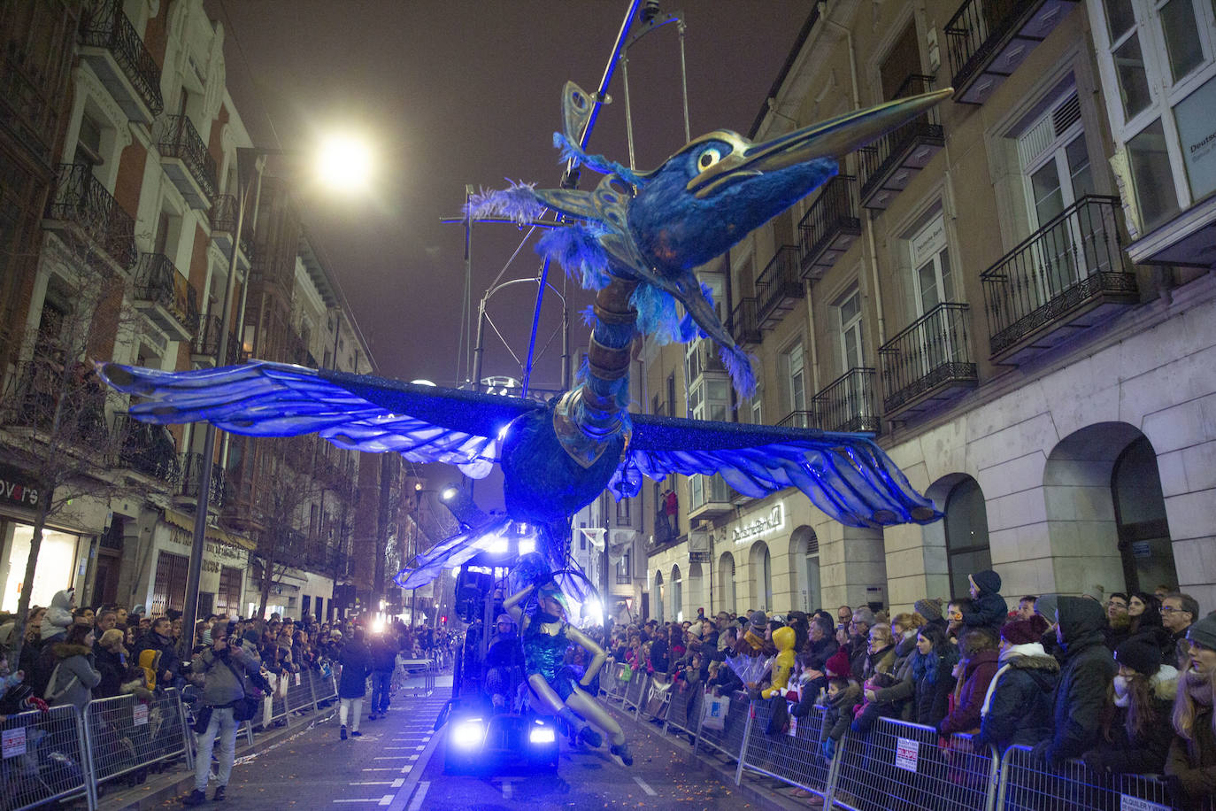 Sus majestades los Reyes Magos han abarrotado las calles del centro de Valladolid en su tradicional cabalgata. 