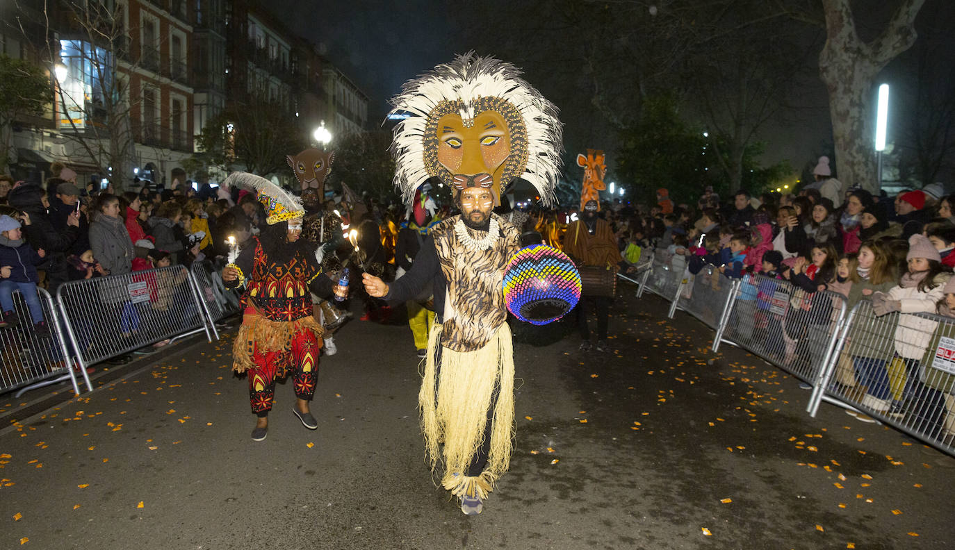Sus majestades los Reyes Magos han abarrotado las calles del centro de Valladolid en su tradicional cabalgata. 