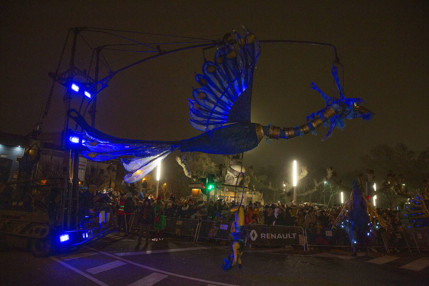Sus majestades los Reyes Magos han abarrotado las calles del centro de Valladolid en su tradicional cabalgata. 
