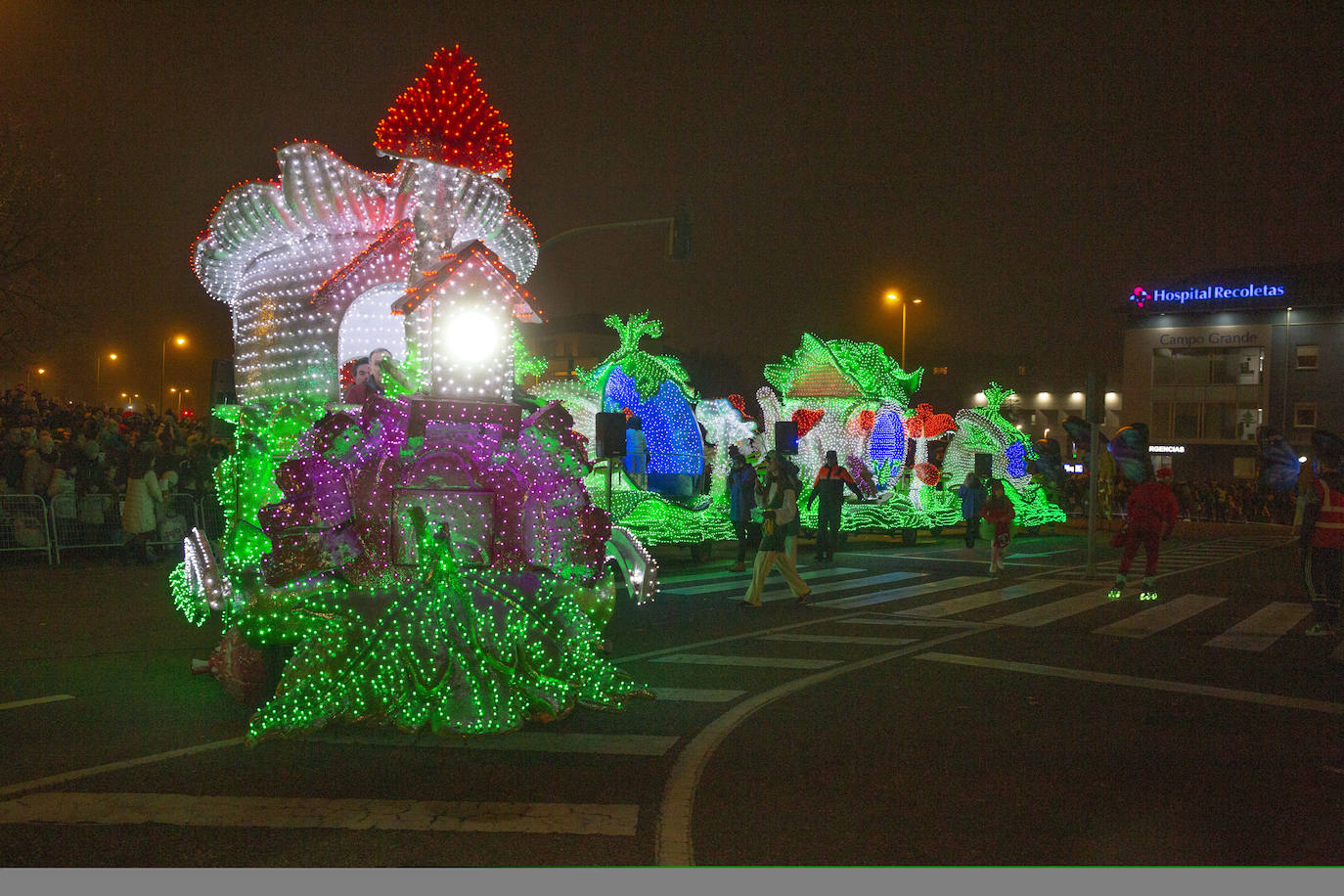 Sus majestades los Reyes Magos han abarrotado las calles del centro de Valladolid en su tradicional cabalgata. 