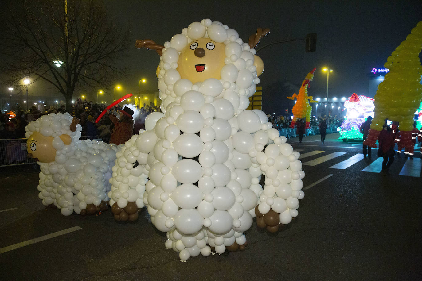 Sus majestades los Reyes Magos han abarrotado las calles del centro de Valladolid en su tradicional cabalgata. 