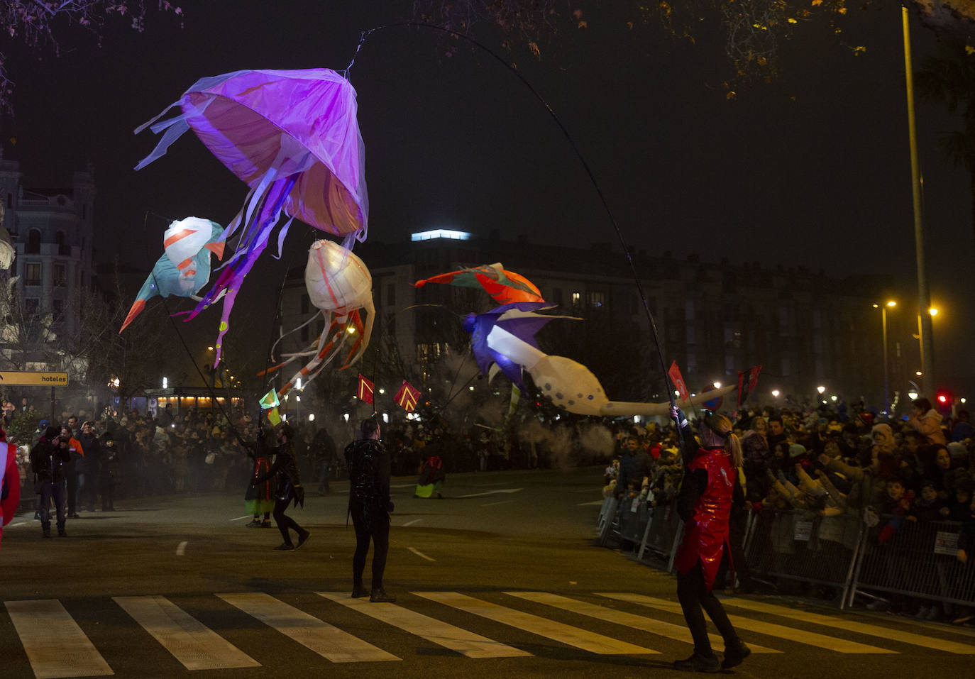Sus majestades los Reyes Magos han abarrotado las calles del centro de Valladolid en su tradicional cabalgata. 