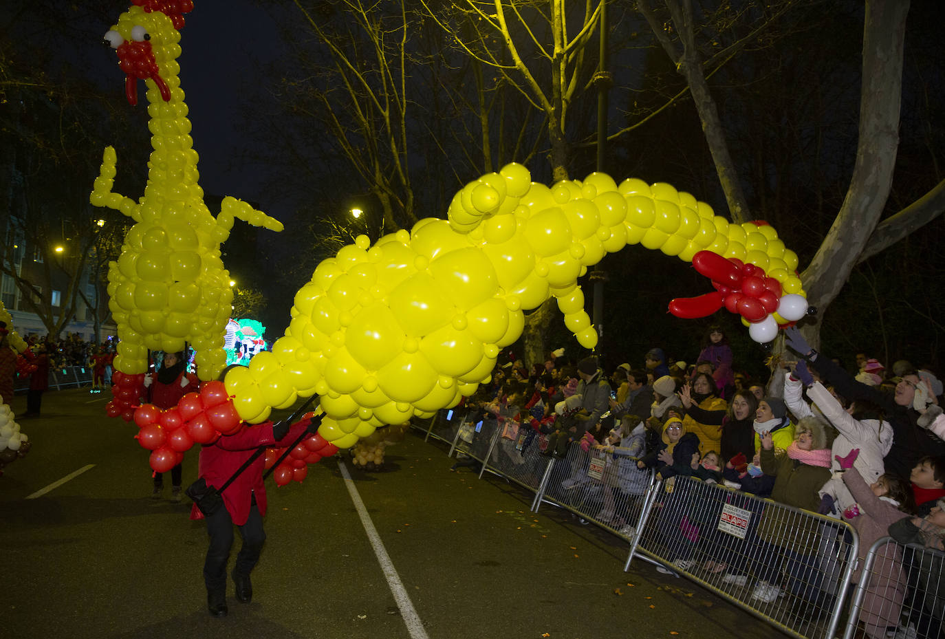 Sus majestades los Reyes Magos han abarrotado las calles del centro de Valladolid en su tradicional cabalgata. 