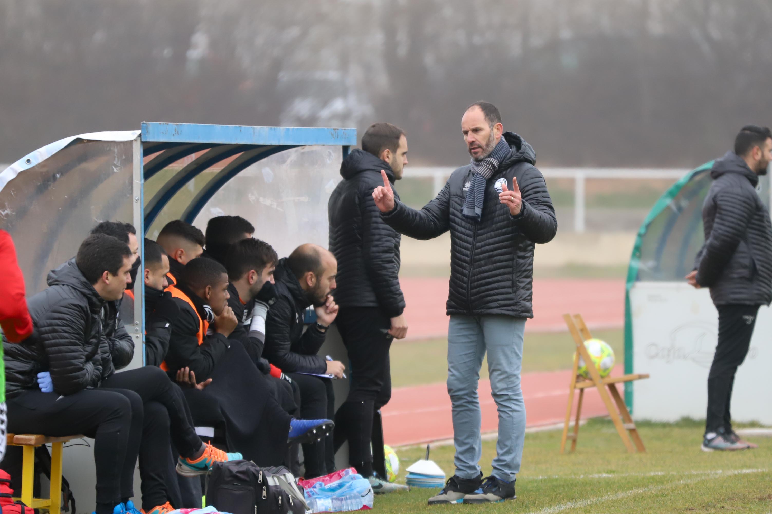 El equipo salmantino tuvo claras ocasiones para matar al rival, pero en la prolongación al meta se le escapó el balón de las manos en una falta desde fuera del área que acabó en el empate. 