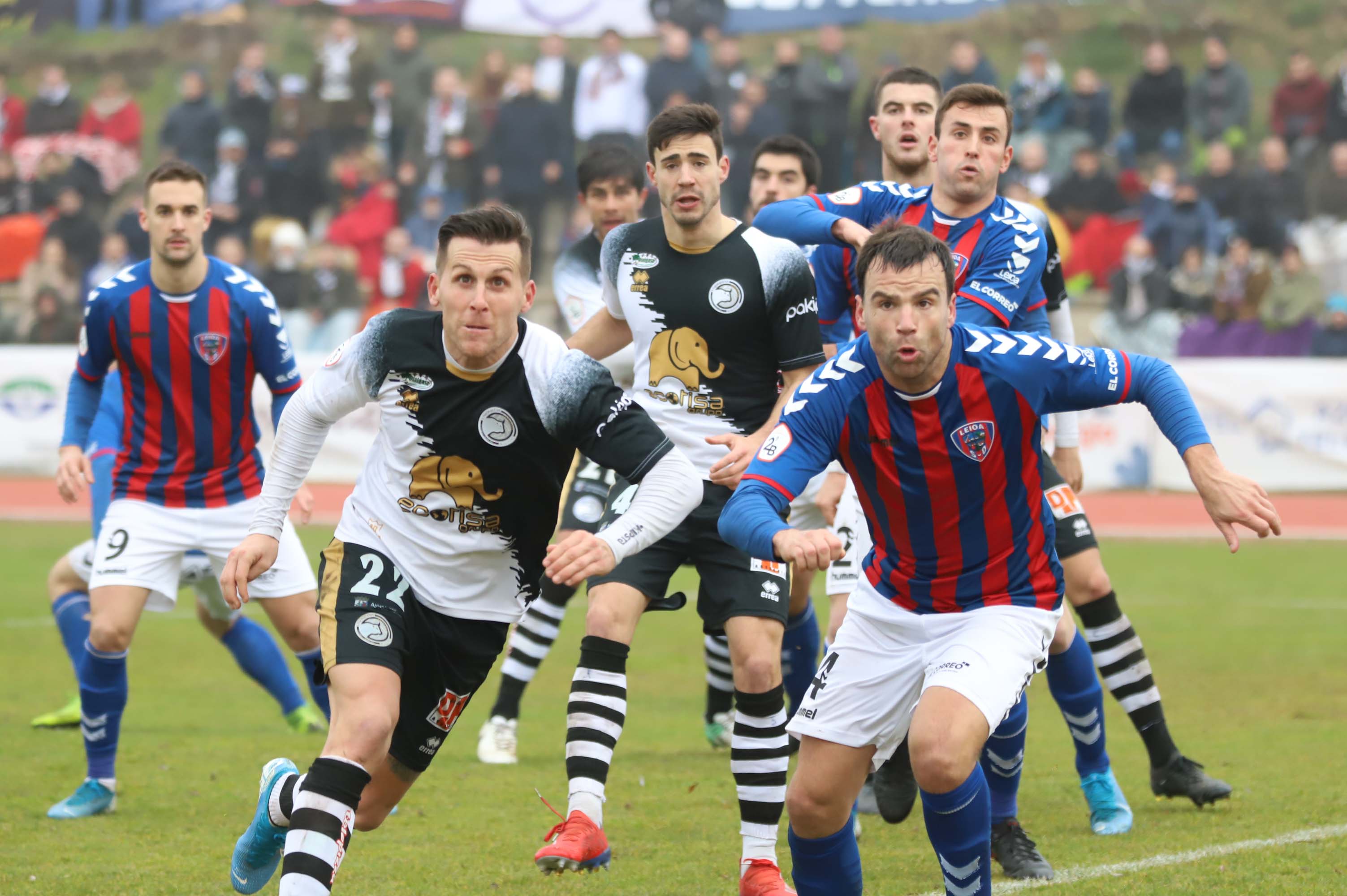 El equipo salmantino tuvo claras ocasiones para matar al rival, pero en la prolongación al meta se le escapó el balón de las manos en una falta desde fuera del área que acabó en el empate. 