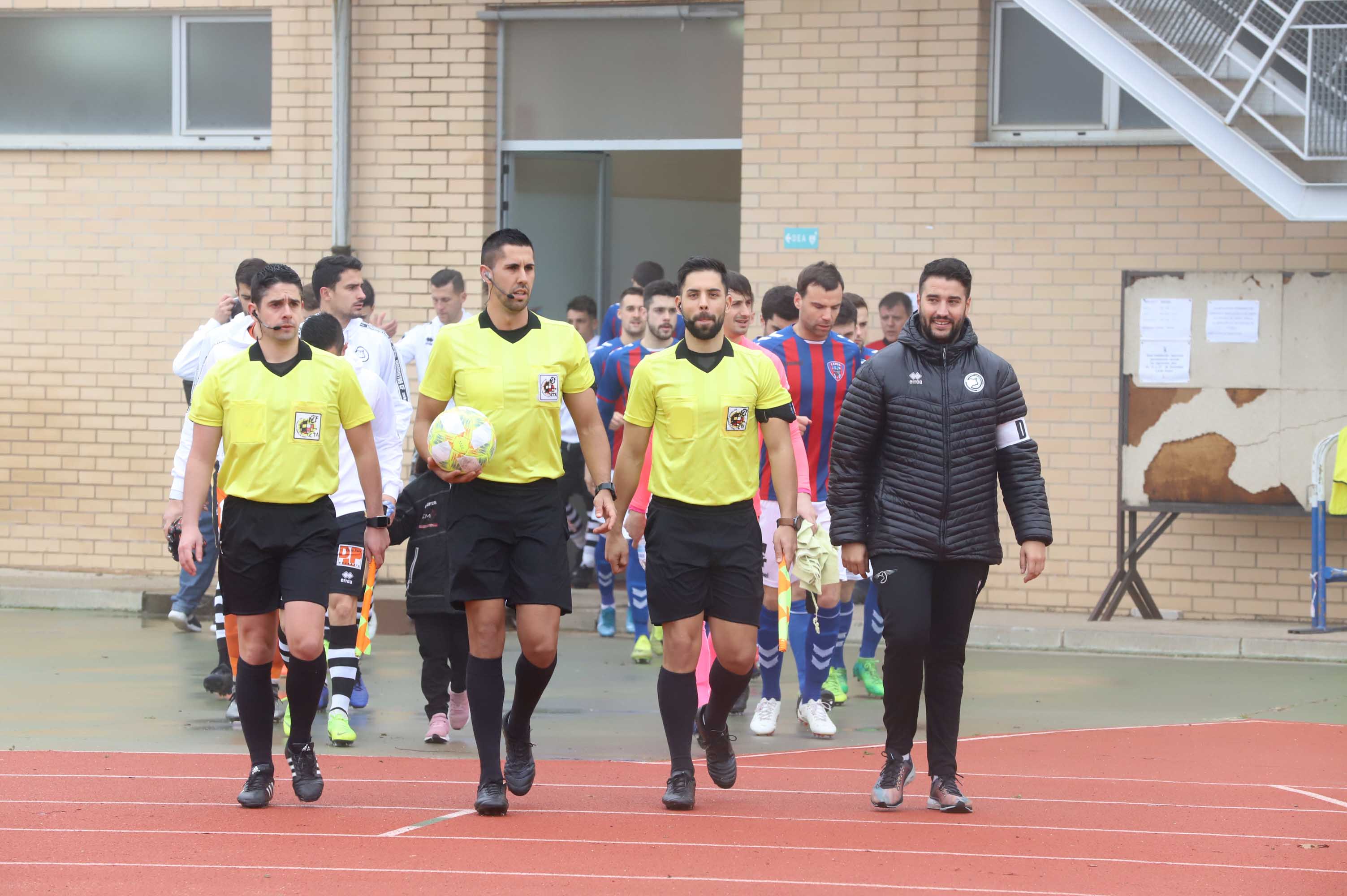 El equipo salmantino tuvo claras ocasiones para matar al rival, pero en la prolongación al meta se le escapó el balón de las manos en una falta desde fuera del área que acabó en el empate. 