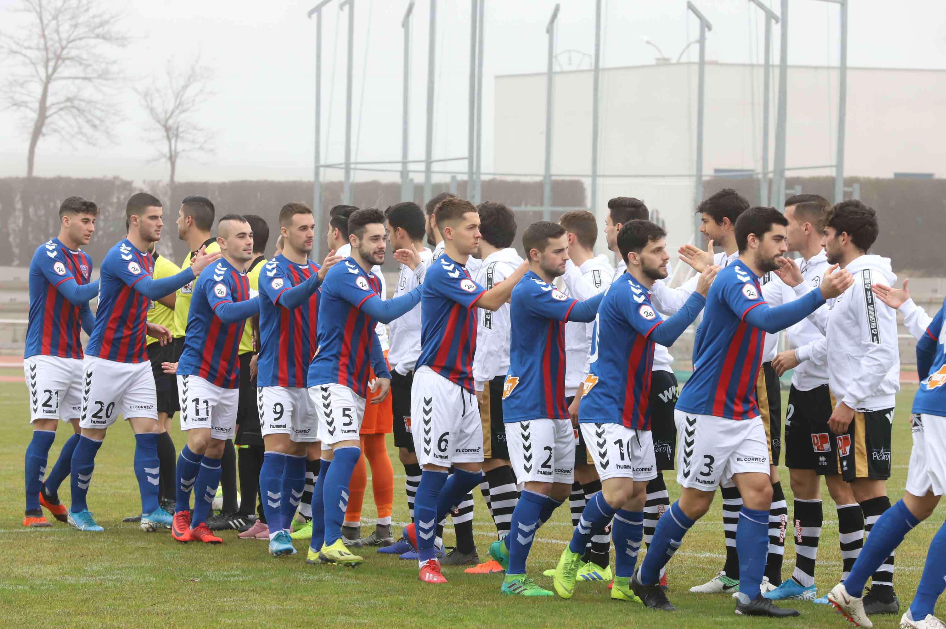 El equipo salmantino tuvo claras ocasiones para matar al rival, pero en la prolongación al meta se le escapó el balón de las manos en una falta desde fuera del área que acabó en el empate. 