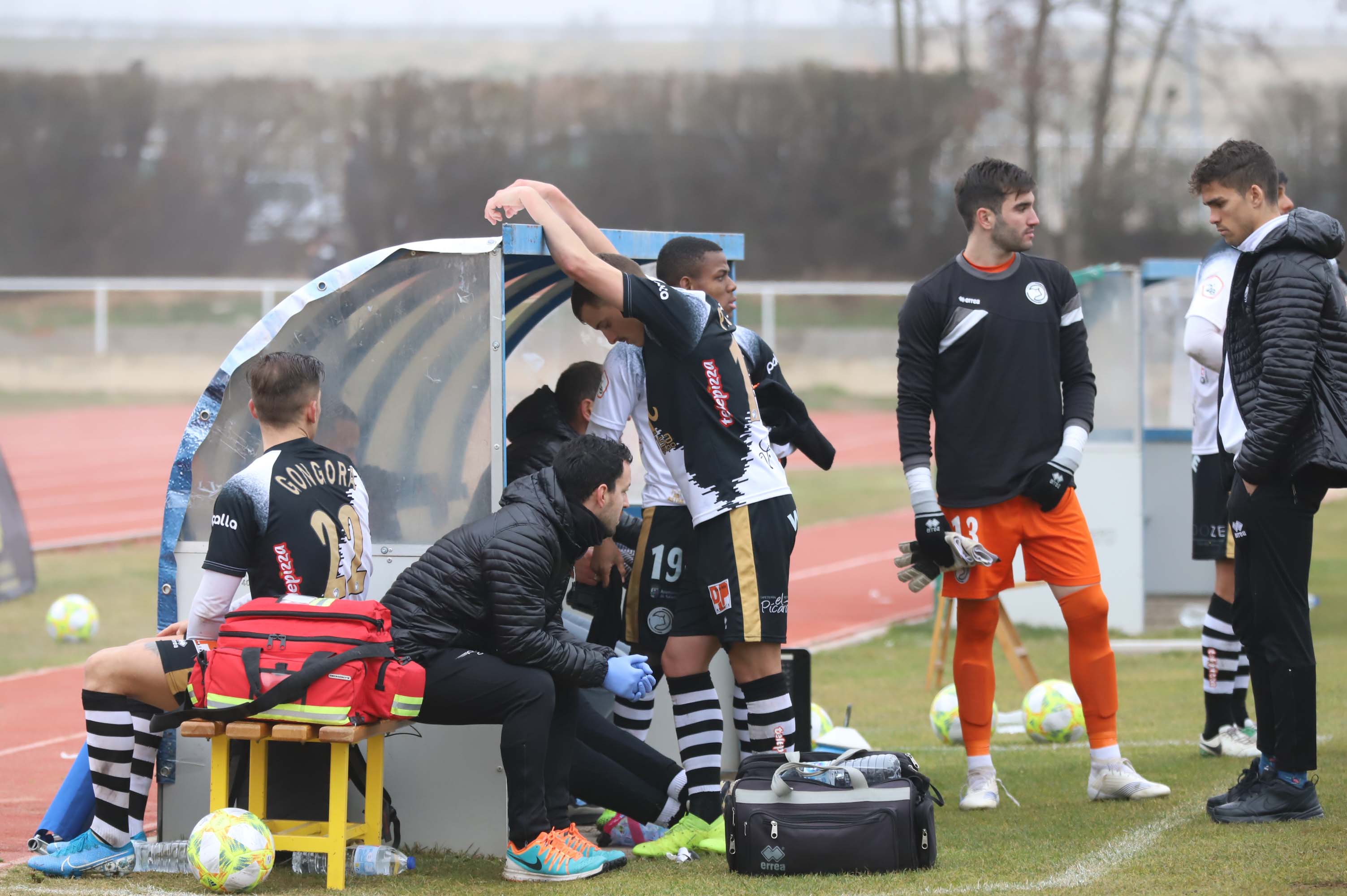 El equipo salmantino tuvo claras ocasiones para matar al rival, pero en la prolongación al meta se le escapó el balón de las manos en una falta desde fuera del área que acabó en el empate. 