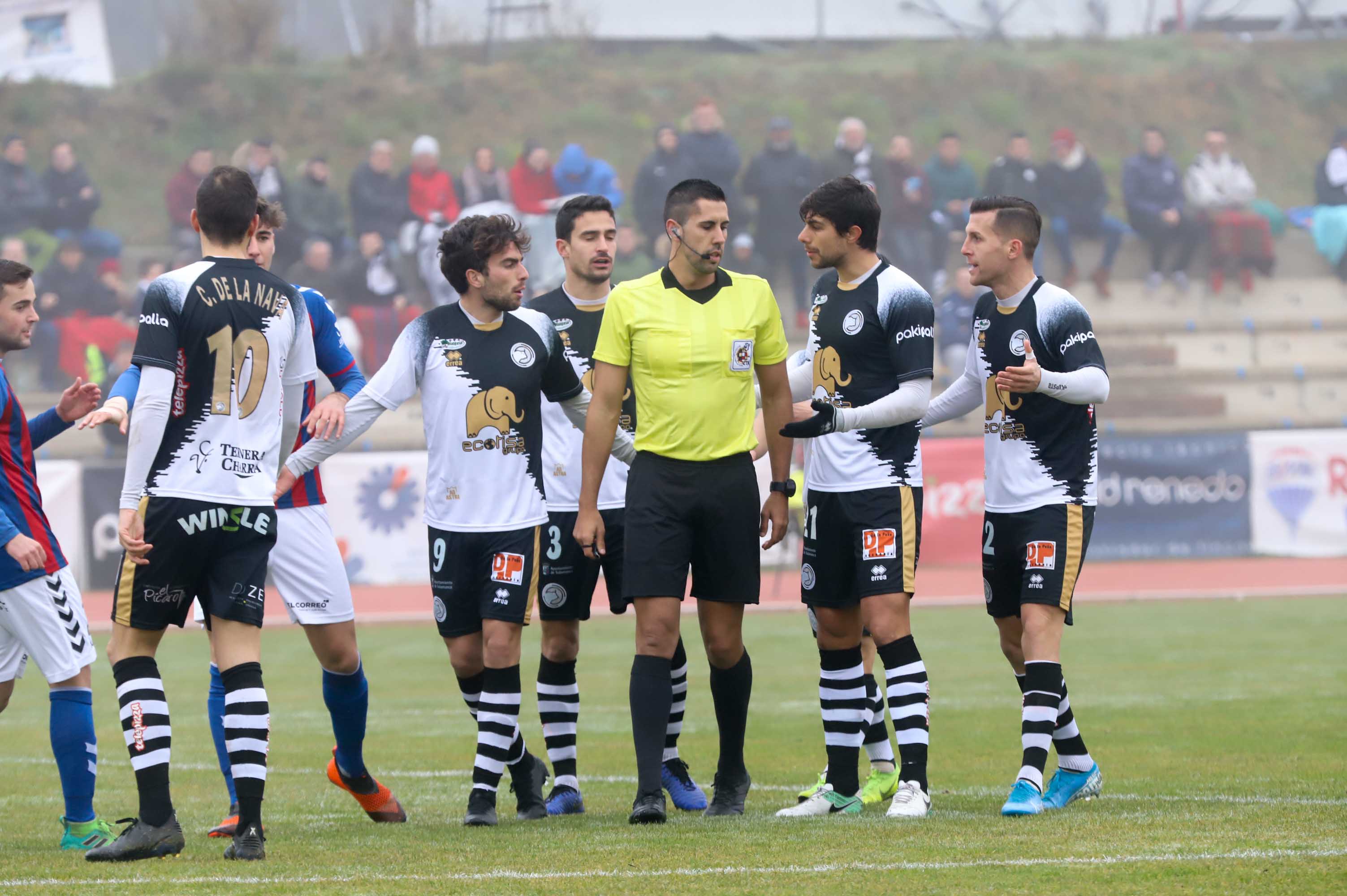 El equipo salmantino tuvo claras ocasiones para matar al rival, pero en la prolongación al meta se le escapó el balón de las manos en una falta desde fuera del área que acabó en el empate. 