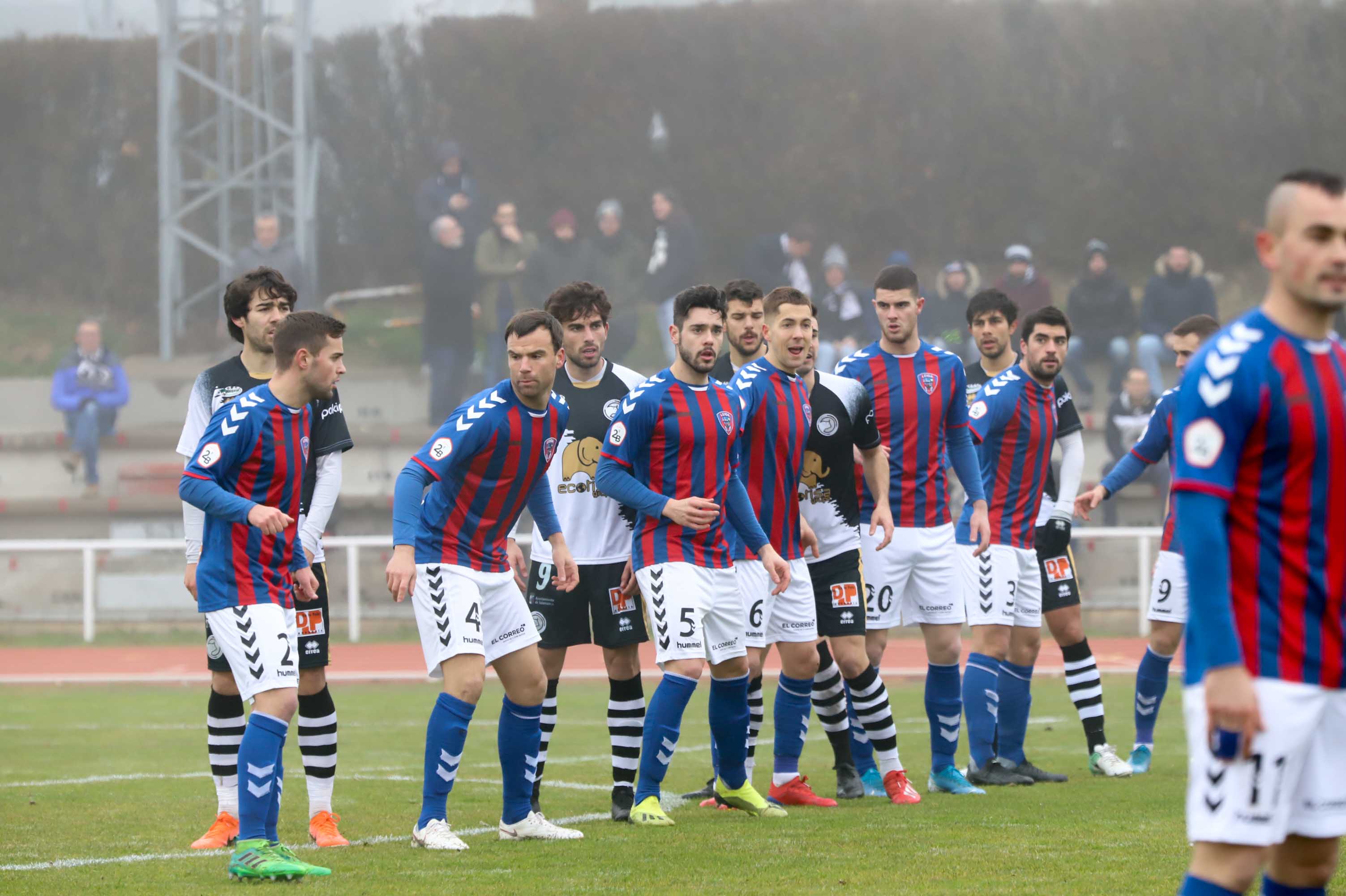 El equipo salmantino tuvo claras ocasiones para matar al rival, pero en la prolongación al meta se le escapó el balón de las manos en una falta desde fuera del área que acabó en el empate. 