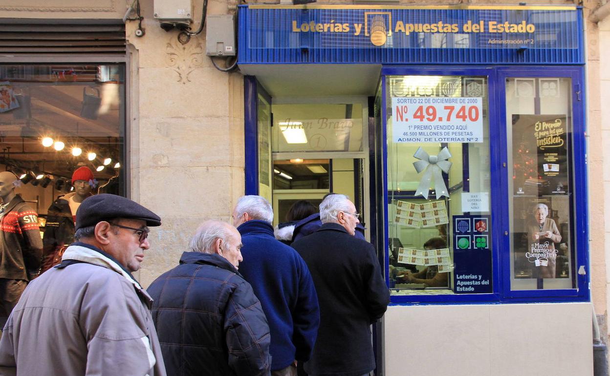 Cola para adquirir un décimo en una administración de Segovia. 