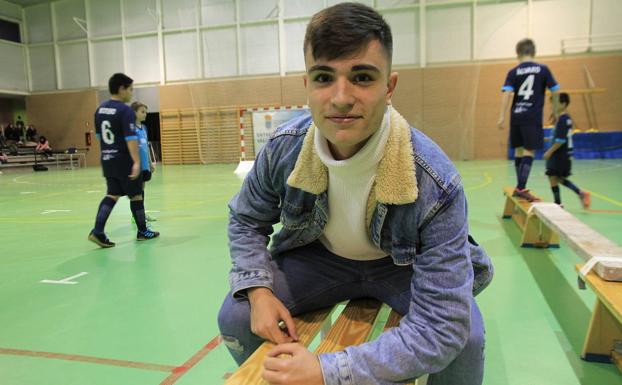 Eloy de Pablos posa en el pabellón municipal de San Cristóbal de Segovia. 