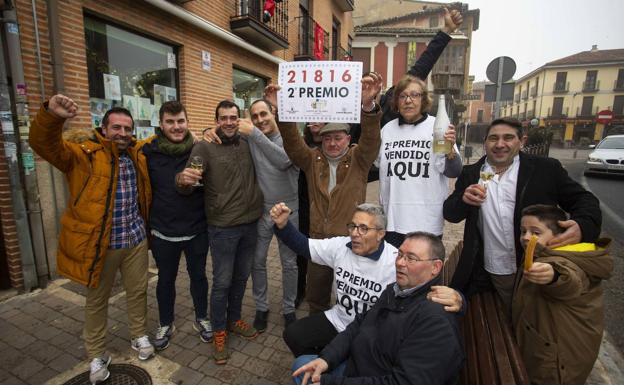 Los hermanos Javier y Begoña Eustaquio, de la Churrería JB, celebran el premio con algunos de los afortunados.