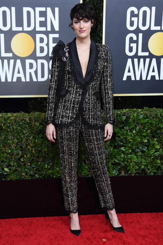 Phoebe Waller-Bridge, ganadora del Globo de oro a mejor actriz de televisión, musical o comedia por “Fleabag’, fue una de las pocas que sucumbieron a los encantos de un traje de chaqueta para pisar la alfombra roja. En esta ocasión, era de tweed, con solapa esmoquin y firmado por Ralph & Russo.