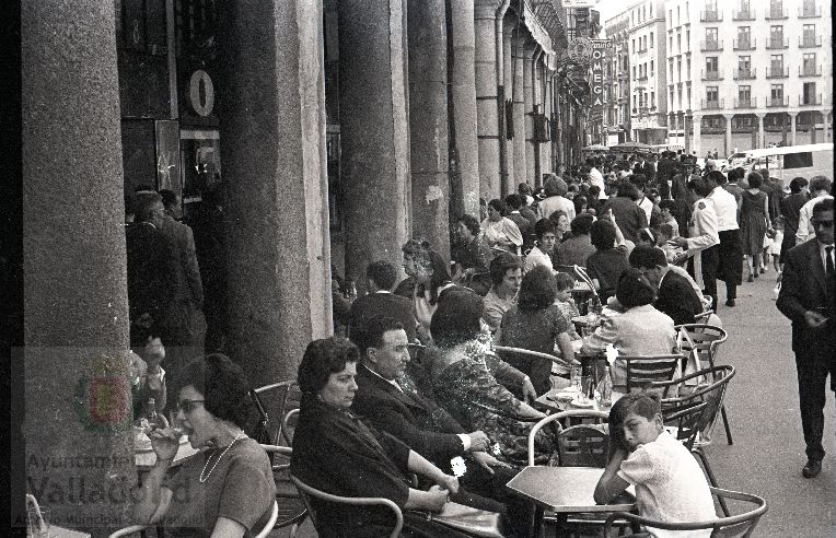 En julio de 1861 abría un nuevo café en la ciudad cuyo nombre hacía referencia a la procedencia cántabra de sus fundadores, D. José Gómez y Dña. Juana Sigler | En un principio el establecimiento se encontraba en el número 5 de la calle de Santiago, ampliándose en 1875 con la adquisición del local situado en el nº 27 de la Acera de San Francisco -actualmente nº 11 de la Plaza Mayor- para formar un amplísimo local en forma de 'L'.