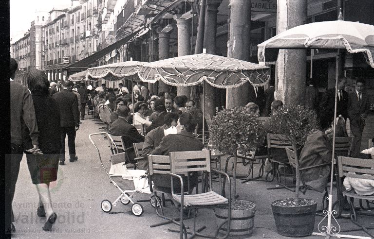 En julio de 1861 abría un nuevo café en la ciudad cuyo nombre hacía referencia a la procedencia cántabra de sus fundadores, D. José Gómez y Dña. Juana Sigler | En un principio el establecimiento se encontraba en el número 5 de la calle de Santiago, ampliándose en 1875 con la adquisición del local situado en el nº 27 de la Acera de San Francisco -actualmente nº 11 de la Plaza Mayor- para formar un amplísimo local en forma de 'L'.