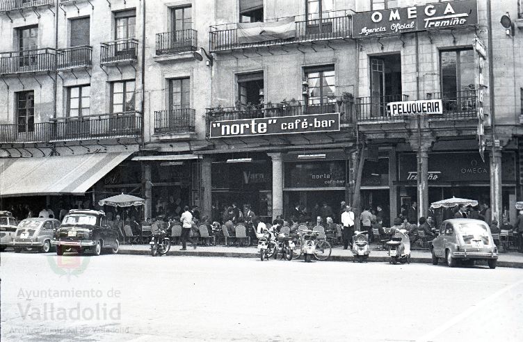 En julio de 1861 abría un nuevo café en la ciudad cuyo nombre hacía referencia a la procedencia cántabra de sus fundadores, D. José Gómez y Dña. Juana Sigler | En un principio el establecimiento se encontraba en el número 5 de la calle de Santiago, ampliándose en 1875 con la adquisición del local situado en el nº 27 de la Acera de San Francisco -actualmente nº 11 de la Plaza Mayor- para formar un amplísimo local en forma de 'L'.