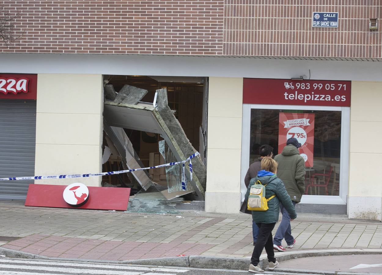 Nuevo alunizaje en una pizzería de Valladolid. Cuatro encapuchados han atracado esta noche con el método del alunizaje el Telepizza de Parque Alameda. 