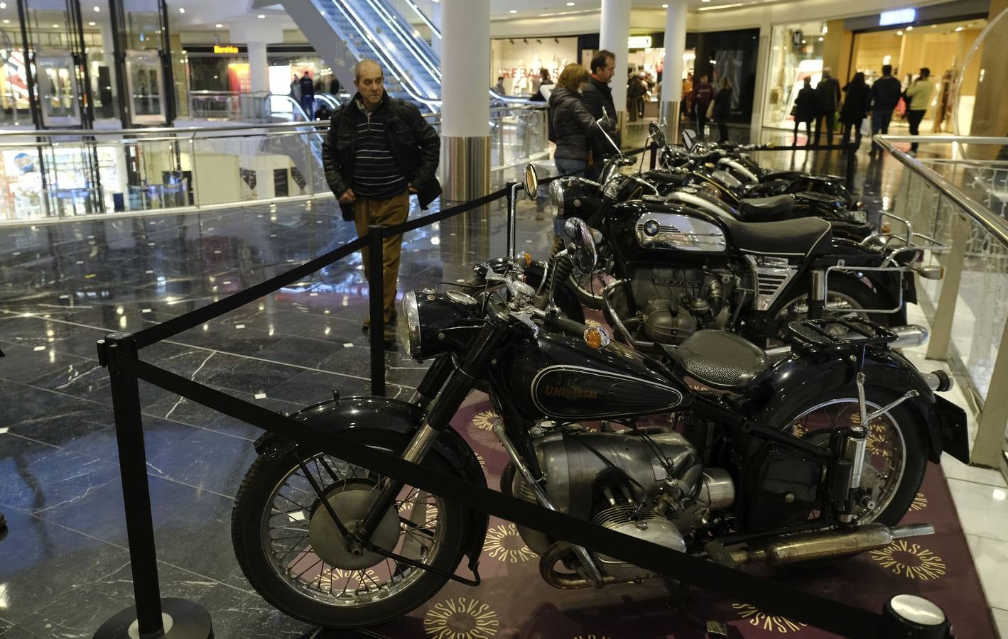 Exposición de motos clásicas en el centro comercial Vallsur de Valladolid con motivo de la 37 edición de la concentración motera de Pingüinos.