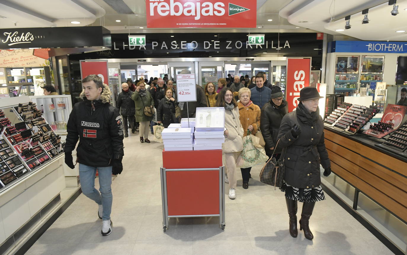 Los descuentos están, desde hoy, en todas las tiendas y centros comerciales de la capital y los vallisoletanos han salido a la calle para aprovechar de este primer día