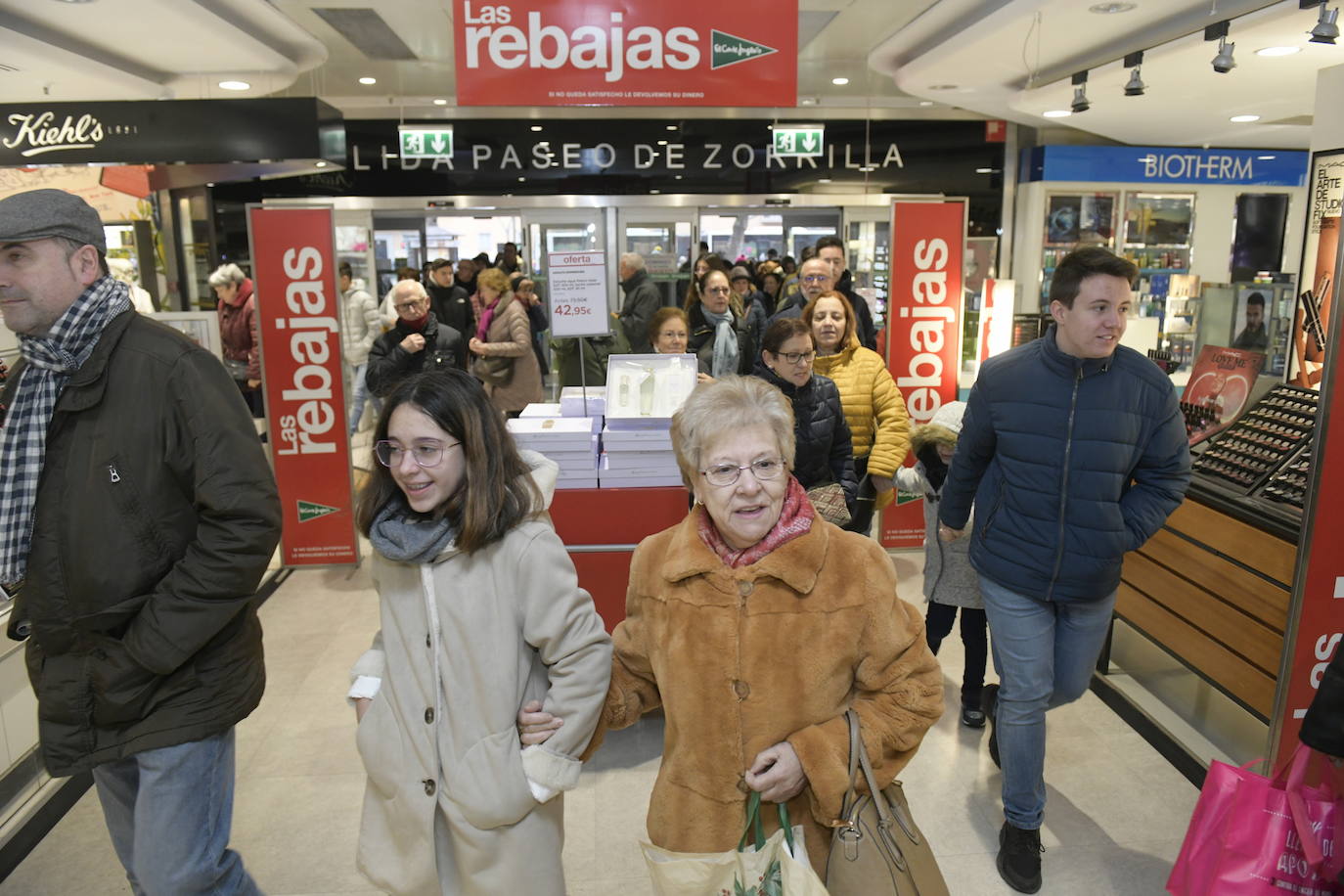 Los descuentos están, desde hoy, en todas las tiendas y centros comerciales de la capital y los vallisoletanos han salido a la calle para aprovechar de este primer día