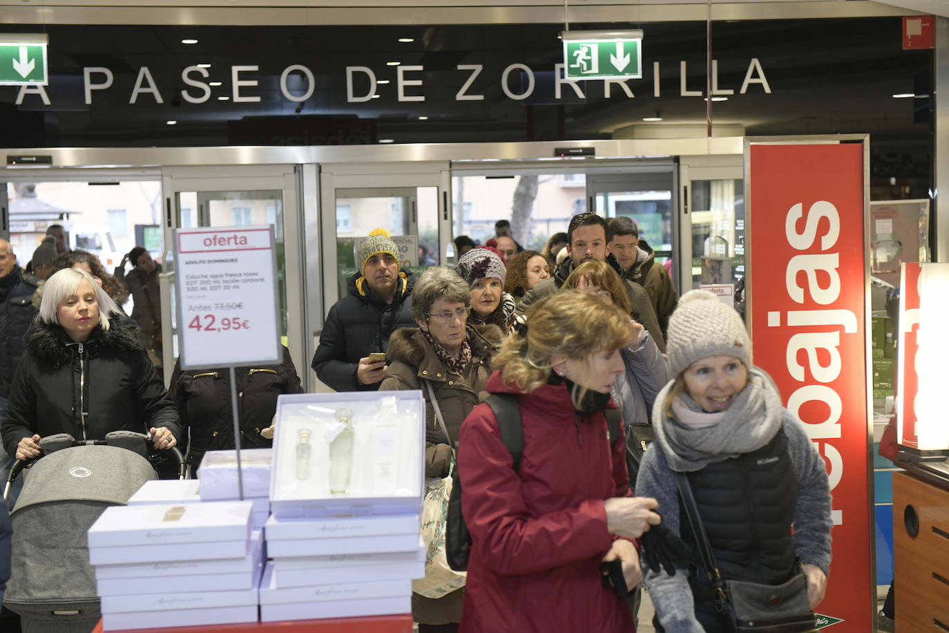 Los descuentos están, desde hoy, en todas las tiendas y centros comerciales de la capital y los vallisoletanos han salido a la calle para aprovechar de este primer día