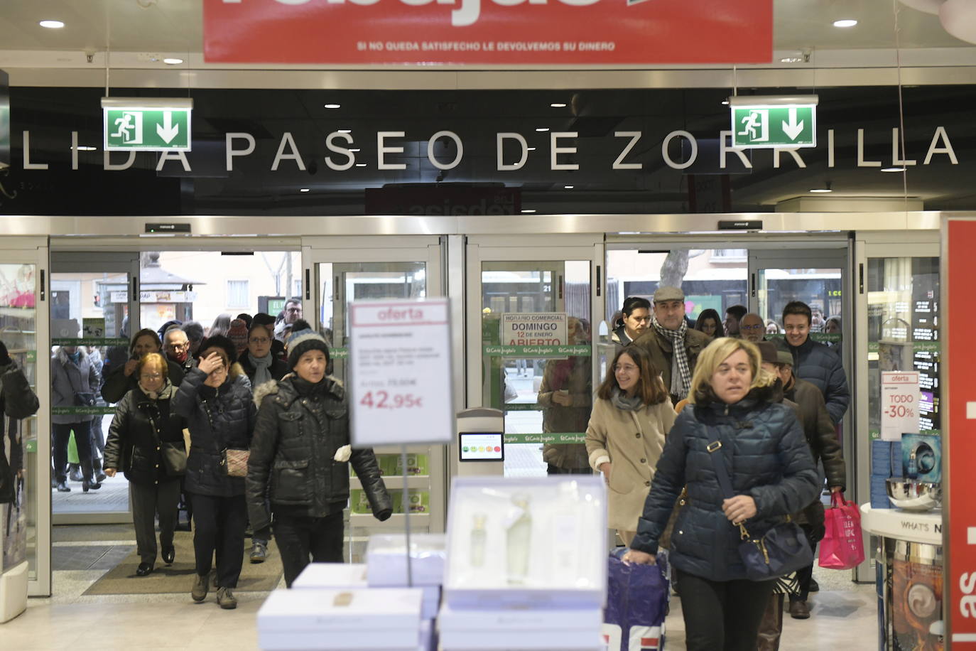 Los descuentos están, desde hoy, en todas las tiendas y centros comerciales de la capital y los vallisoletanos han salido a la calle para aprovechar de este primer día