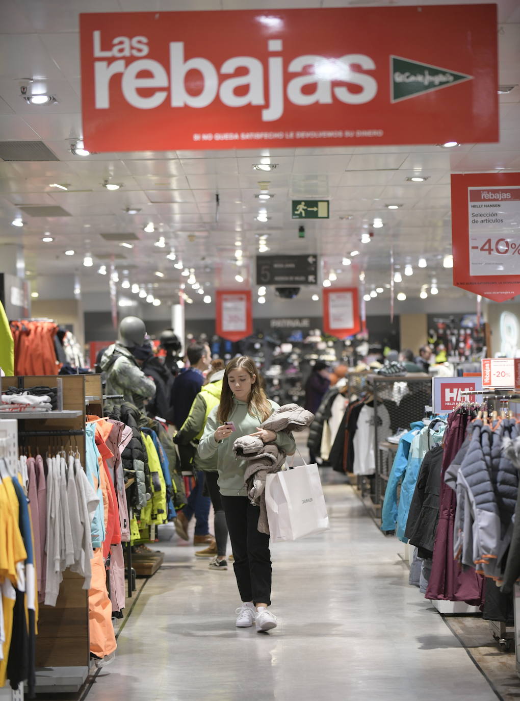 Los descuentos están, desde hoy, en todas las tiendas y centros comerciales de la capital y los vallisoletanos han salido a la calle para aprovechar de este primer día