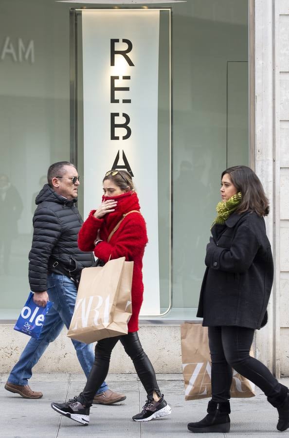 Los descuentos están, desde hoy, en todas las tiendas y centros comerciales de la capital y los vallisoletanos han salido a la calle para aprovechar de este primer día