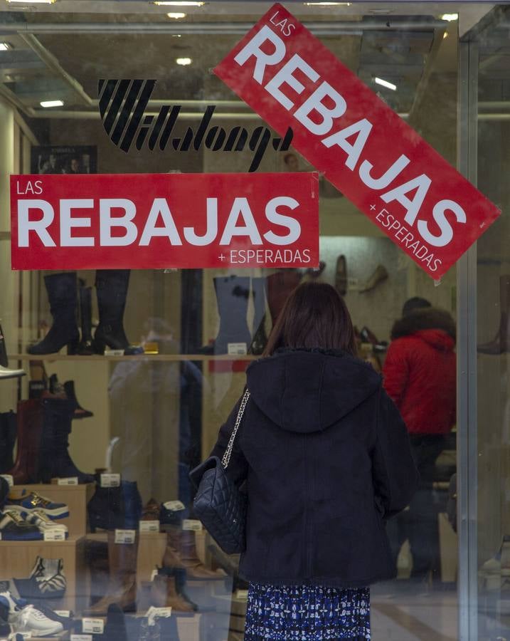 Los descuentos están, desde hoy, en todas las tiendas y centros comerciales de la capital y los vallisoletanos han salido a la calle para aprovechar de este primer día