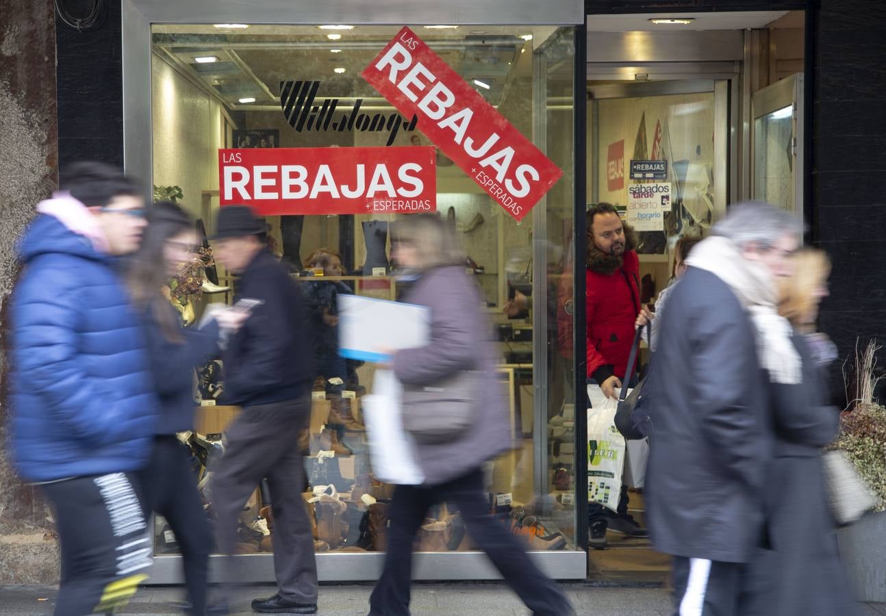 Los descuentos están, desde hoy, en todas las tiendas y centros comerciales de la capital y los vallisoletanos han salido a la calle para aprovechar de este primer día