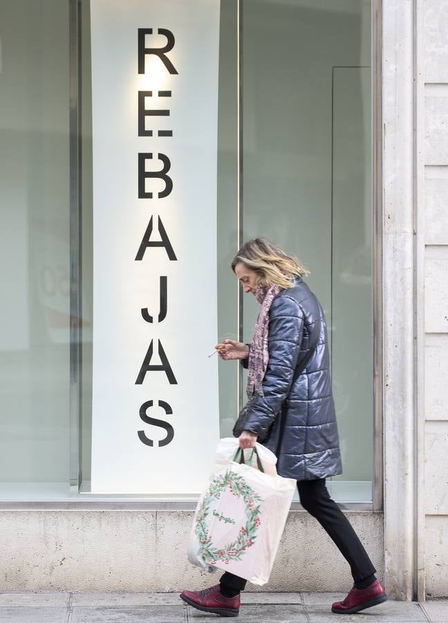 Los descuentos están, desde hoy, en todas las tiendas y centros comerciales de la capital y los vallisoletanos han salido a la calle para aprovechar de este primer día