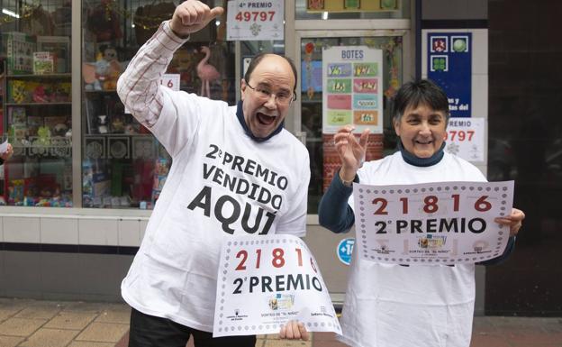 Manuel Martínez y Julia Peñas, a la puerta de su librería donde cayó parte del segundo premio.