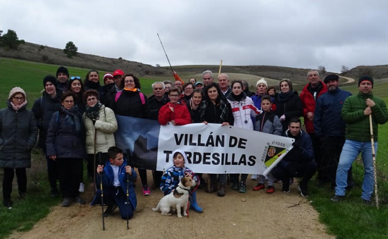 Vecinos participantes en la marcha entre varios pueblos.