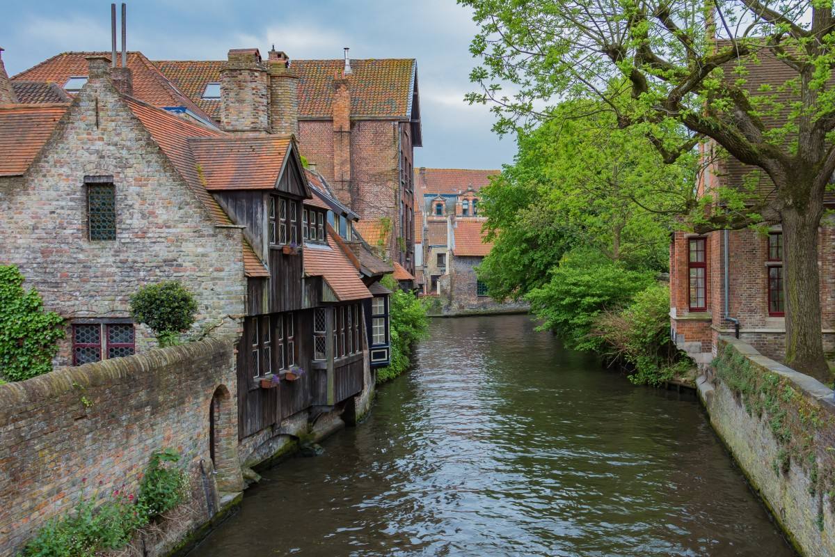 Rozenhoedkaai (Brujas, Bélgica).