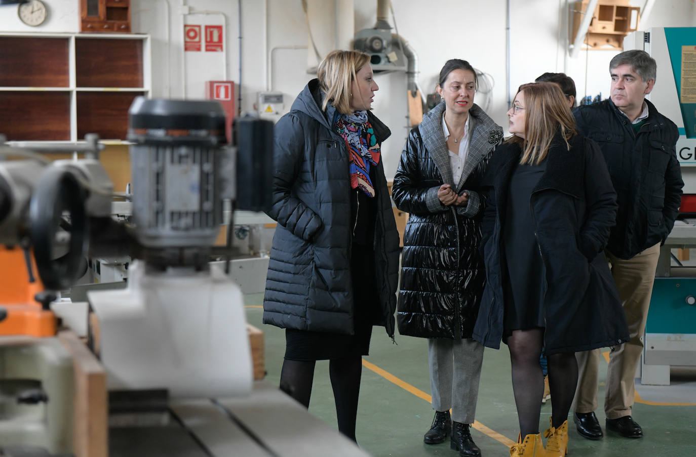 Isabel Blanco, junto a la directora del Centro de Menores Zambrana Clara Cano, el director técnico de Atención a la Infancia, Tomás Montero y la directora general de Familia, Esperanza Vázquez, han visitado esta mañana el centro y conversado con los alumnos.