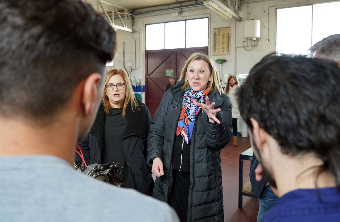 Isabel Blanco, junto a la directora del Centro de Menores Zambrana Clara Cano, el director técnico de Atención a la Infancia, Tomás Montero y la directora general de Familia, Esperanza Vázquez, han visitado esta mañana el centro y conversado con los alumnos.