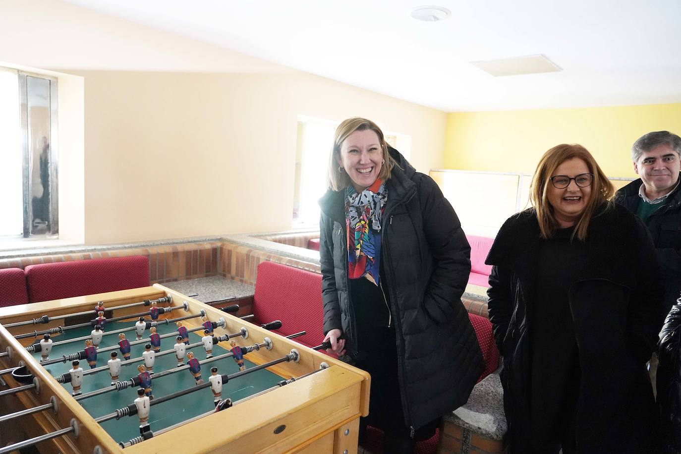 Isabel Blanco, junto a la directora del Centro de Menores Zambrana Clara Cano, el director técnico de Atención a la Infancia, Tomás Montero y la directora general de Familia, Esperanza Vázquez, han visitado esta mañana el centro y conversado con los alumnos.