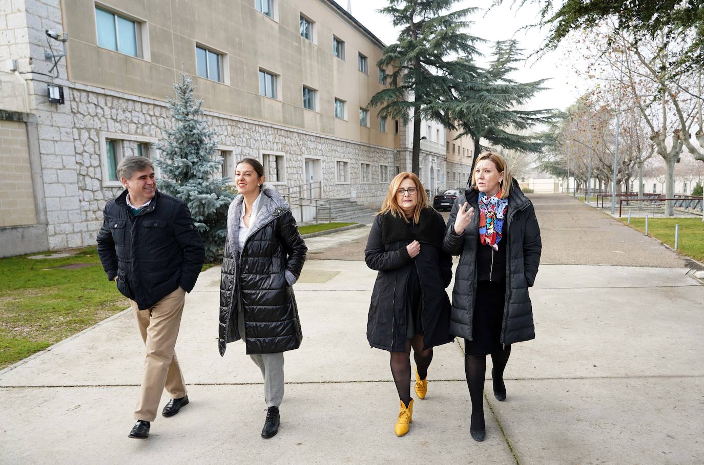 Isabel Blanco, junto a la directora del Centro de Menores Zambrana Clara Cano, el director técnico de Atención a la Infancia, Tomás Montero y la directora general de Familia, Esperanza Vázquez, han visitado esta mañana el centro y conversado con los alumnos.