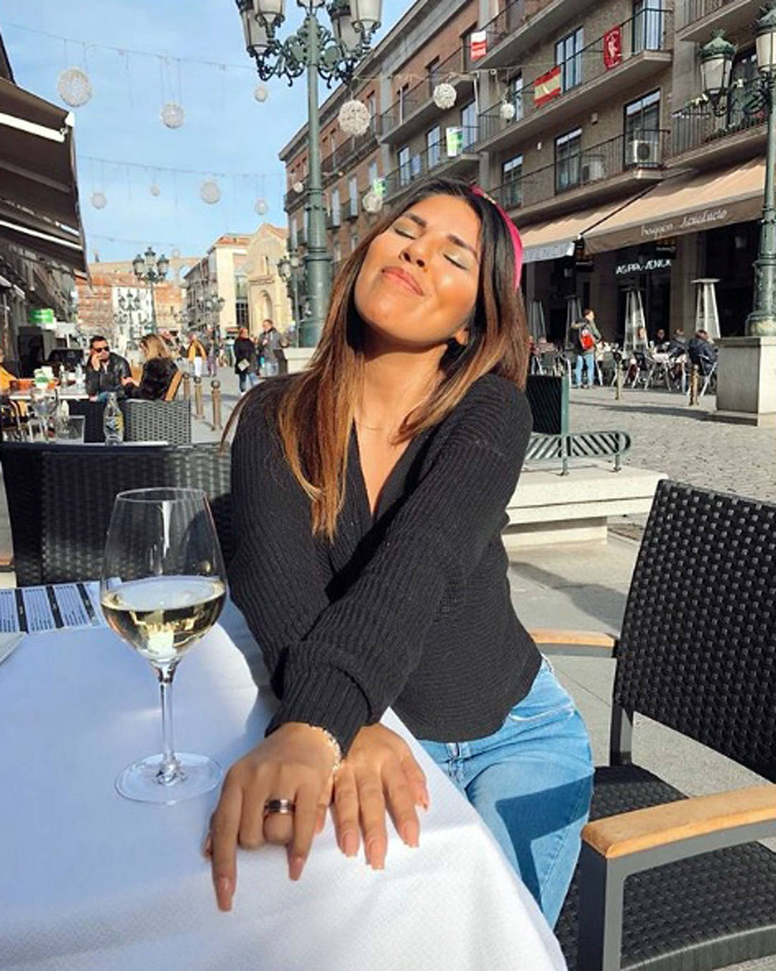 Chabelita Pantoja en la terraza de un bar de Segovia en el que dice «coger fuerzas para e día de Reyes». 