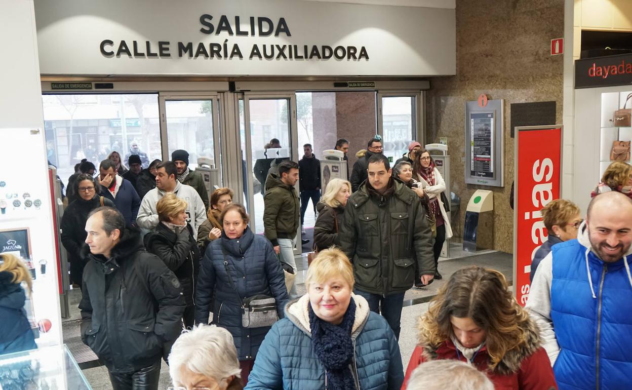 Colas en la apertura al público en el primer día de las rebajas de El Corte Inglés.
