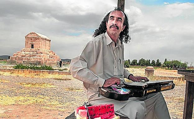 Un músico baluchistaní toca el benjú junto a la sepultura del emperador Ciro, en Pasargada. 